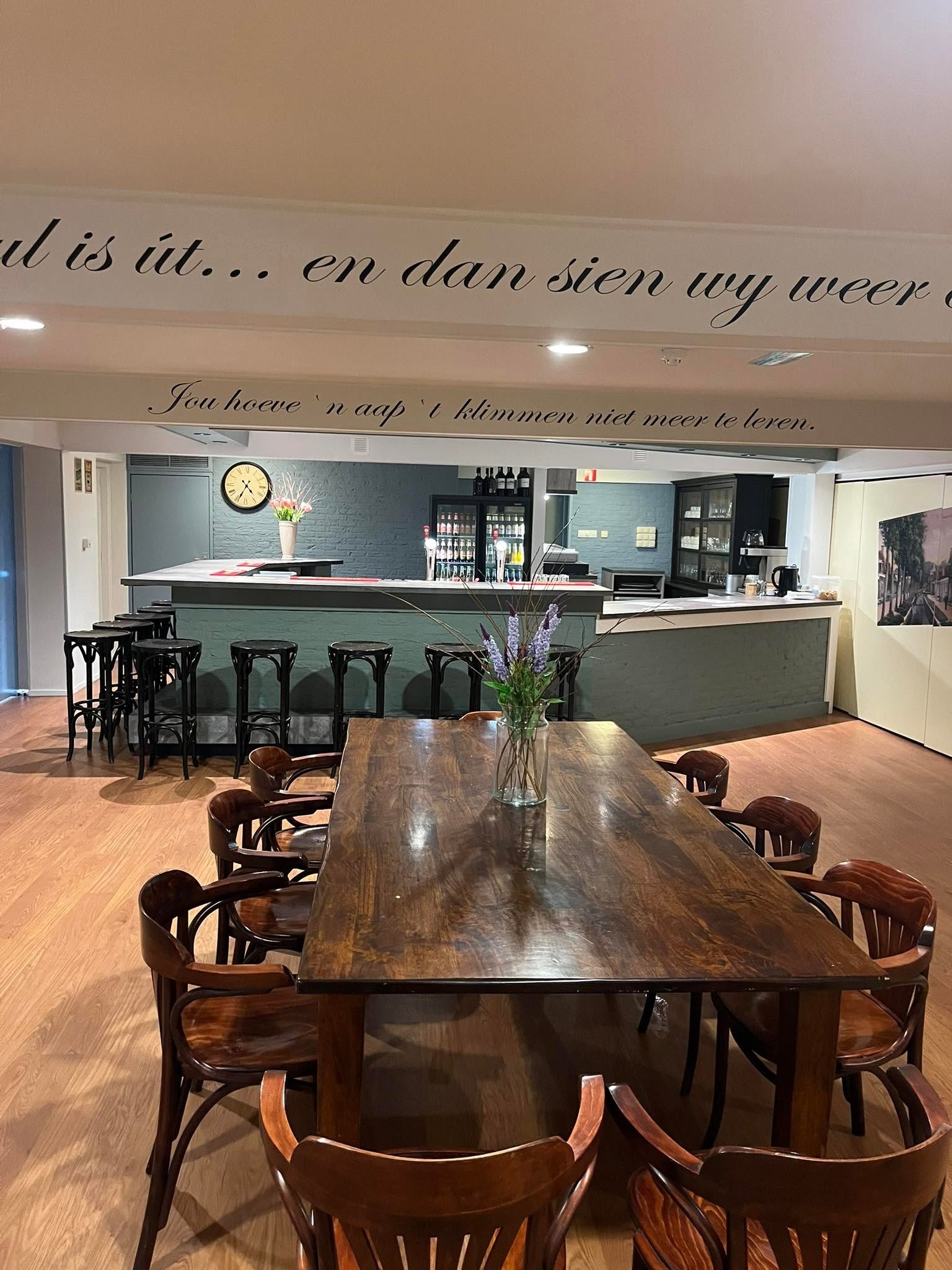 De foyer van MFC Ons Huis met de bar en een grote tafel
